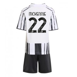 Juventus Weston McKennie #22 Jalkapallovaatteet Lasten Kotipeliasu 2025-26 Lyhythihainen (+ Lyhyet housut)